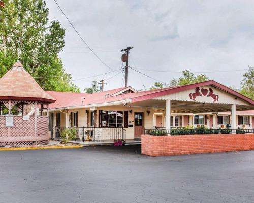 an old building with a horse on the roof at Jefferson Inn in Yreka