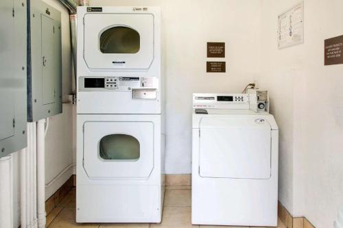 a laundry room with two machines and a washer at Comfort Inn & Suites San Francisco Airport North in South San Francisco