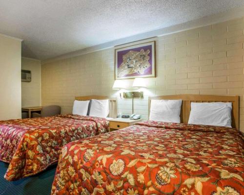 a hotel room with two beds and a picture on the wall at Jefferson Inn in Yreka