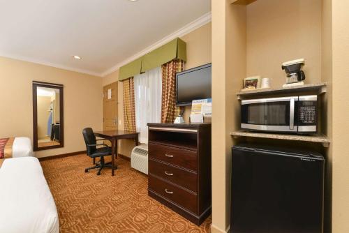 Rodeway Inn San Diego Near SDSUにあるベッド