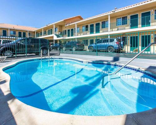 a large swimming pool in front of a building at Comfort Inn Boardwalk in Santa Cruz