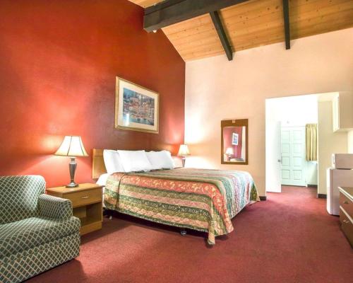 Кровать или кровати в номере Rodeway Inn Fallbrook Downtown