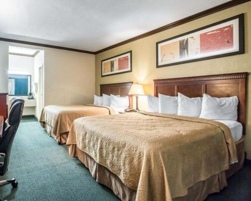 Giường trong phòng chung tại Quality Inn San Diego I-5 Naval Base