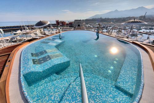 Бассейн в Albergo Yacht Club Marina Di Loano или поблизости