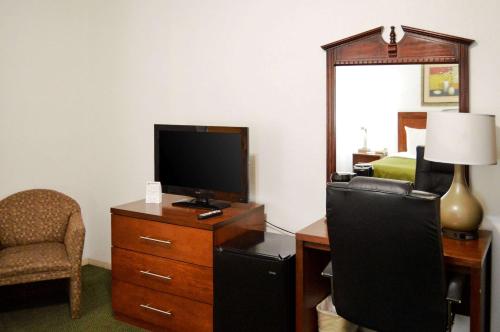 Quality Inn Yosemite Valley Gatewayにあるテレビまたはエンターテインメントセンター