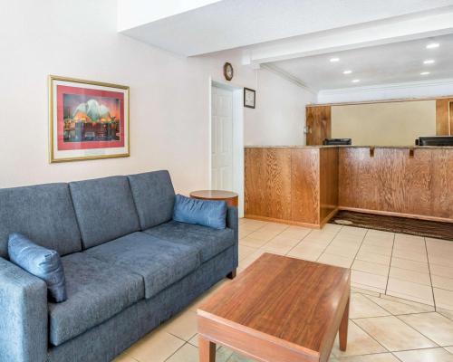 Quality Inn Yosemite Valley Gatewayにあるシーティングエリア