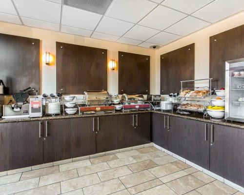 Η κουζίνα ή μικρή κουζίνα στο Comfort Suites Near City of Industry - Los Angeles