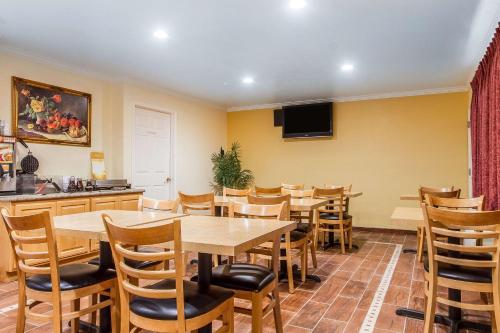 Televisyen dan/atau pusat hiburan di Quality Inn & Suites Gilroy