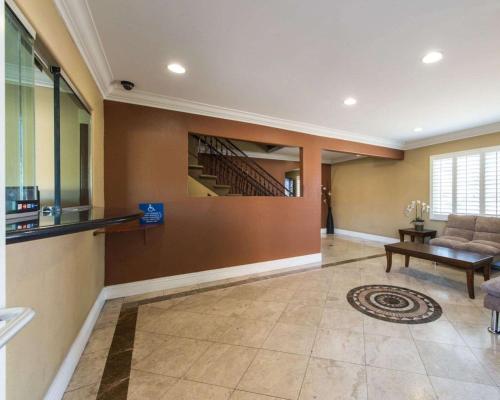 a large living room with a couch and a table at Santa Fe Inn Los Angeles in Huntington Park