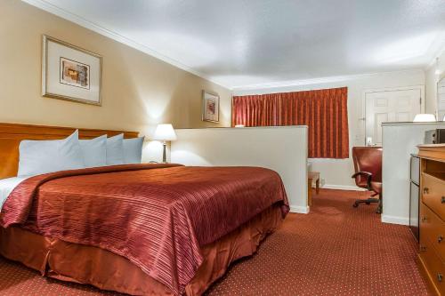 Katil atau katil-katil dalam bilik di Quality Inn & Suites Gilroy
