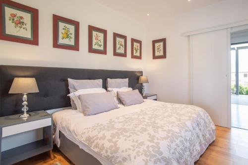 Un dormitorio con una cama grande y una mesa con una lámpara. en 29 Earlibelle, en Stellenbosch