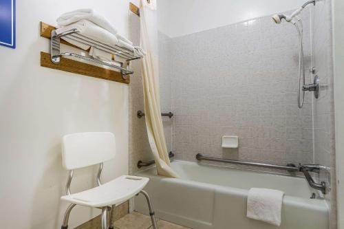 Ett badrum på Quality Inn & Suites Gilroy