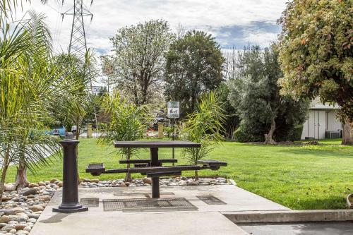 Taman di luar Quality Inn & Suites Gilroy