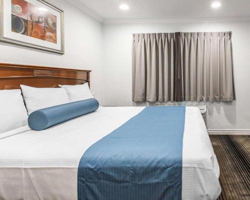 En eller flere senger på et rom på Hotel Dreamscape Pacific Coast Highway