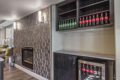 a room with a fire place, a refrigerator, and a television at Inn Off Capitol Park, Ascend Hotel Collection in Sacramento