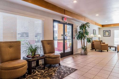 Area soggiorno di Quality Inn Fresno Near University