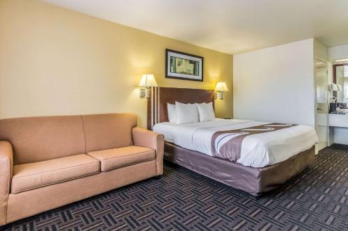 Letto o letti in una camera di Quality Inn Fresno Near University