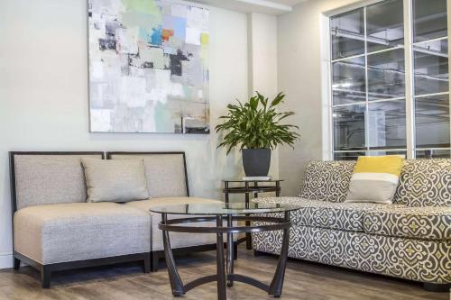 a living room filled with furniture and a table at Inn Off Capitol Park, Ascend Hotel Collection in Sacramento