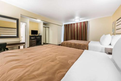 Una cama o camas en una habitación de Quality Inn & Suites Capitola By the Sea
