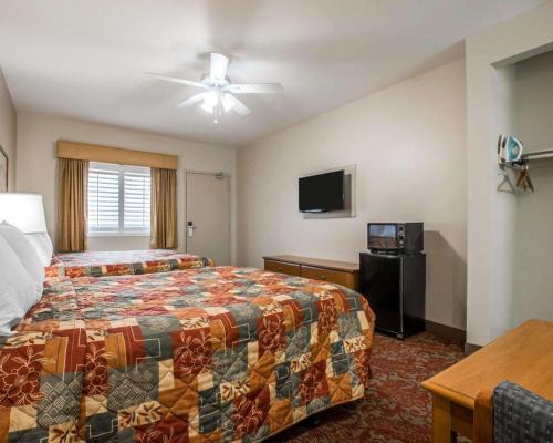Ein Bett oder Betten in einem Zimmer der Unterkunft Rodeway Inn Encinitas North