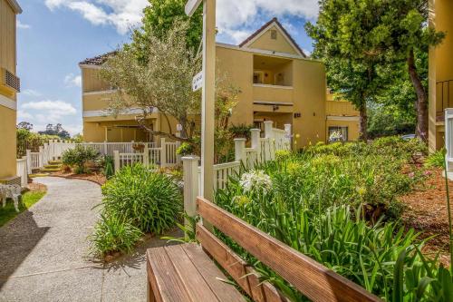 Un jardín fuera de Quality Inn & Suites Capitola By the Sea