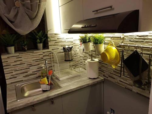 Kjøkken eller kjøkkenkrok på 'Golden Aurora' Apartment With Elegant Style