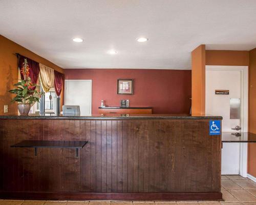 a lobby with a bar in a hospital at Rodeway Inn Santee San Diego East in Santee