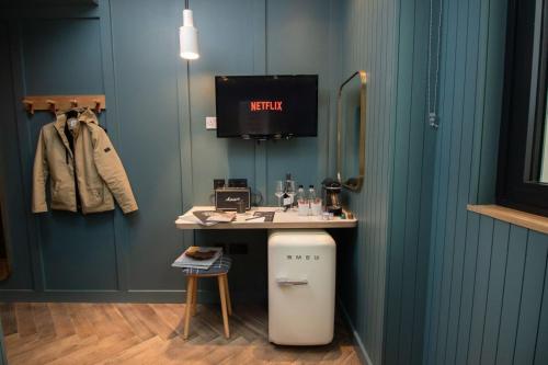 La salle de bains est pourvue d'une coiffeuse avec un lavabo et un miroir. dans l'établissement The Devlin Dublin, à Dublin