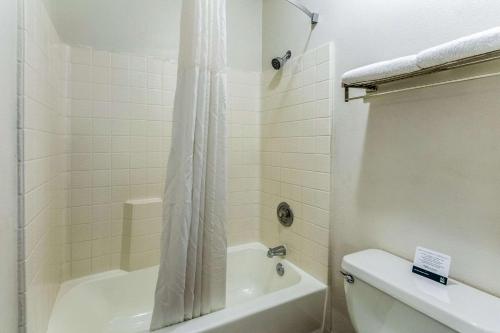 Bagno di Quality Inn Fresno Near University