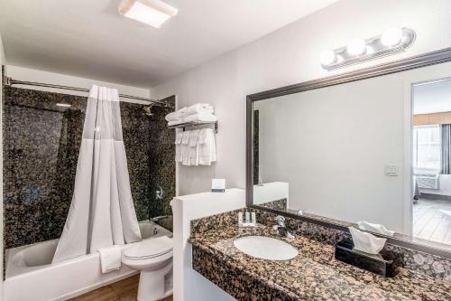 Un baño de Quality Inn & Suites near Downtown Bakersfield