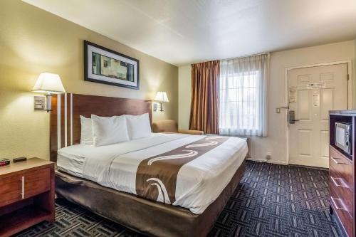 Letto o letti in una camera di Quality Inn Fresno Near University