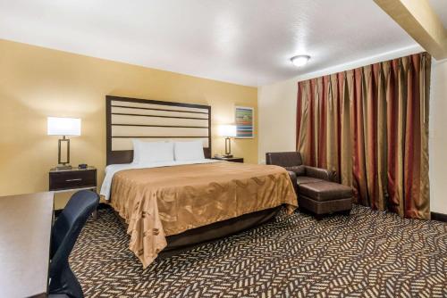 Una cama o camas en una habitación de Quality Inn & Suites Capitola By the Sea