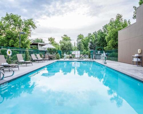 una piscina de agua azul en un edificio en Gaia Hotel & Spa Redding, Ascend Hotel Collection en Anderson