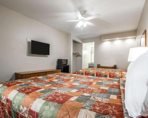 Ein Bett oder Betten in einem Zimmer der Unterkunft Rodeway Inn Encinitas North