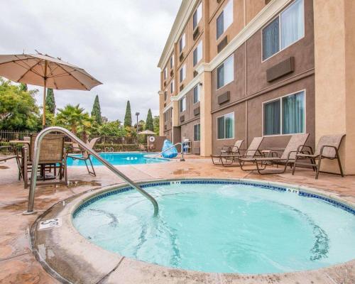 Peldbaseins naktsmītnē Comfort Inn Chula Vista San Diego South vai tās tuvumā