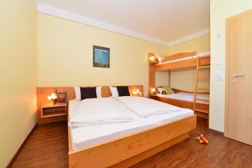 - une chambre avec un lit et des lits superposés dans l'établissement Gästehaus Schlossbräu, à Autenried