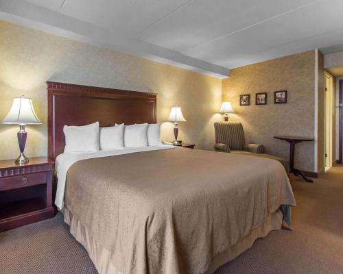 Ліжко або ліжка в номері Quality Inn & Suites Bay Front
