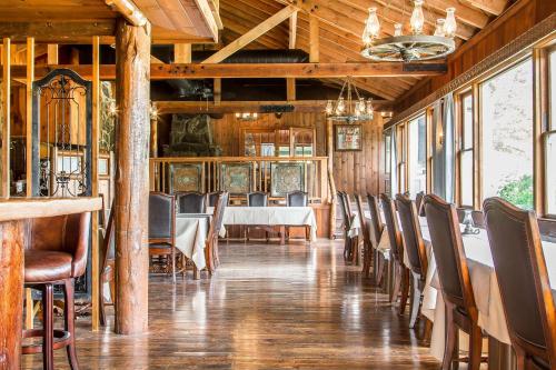 
Een restaurant of ander eetgelegenheid bij Sierra Sky Ranch, Ascend Hotel Collection
