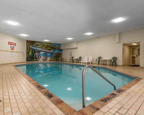 The swimming pool at or close to Quality Inn & Suites Bay Front