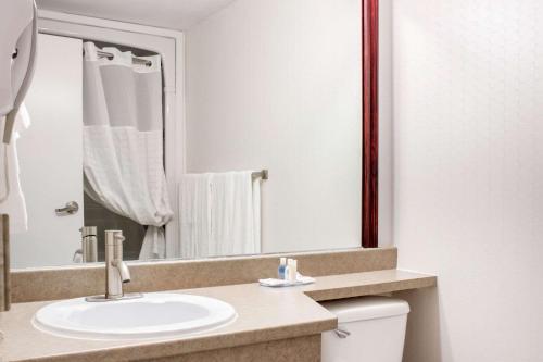 Comfort Inn Halifax tesisinde bir banyo