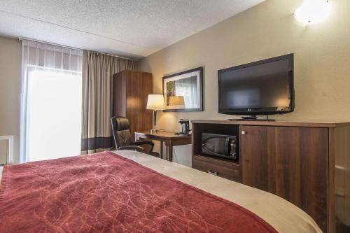 Μια τηλεόραση ή/και κέντρο ψυχαγωγίας στο Comfort Inn