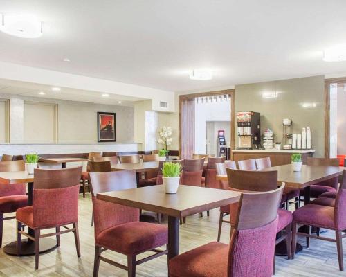 a dining room with tables and chairs in a restaurant at Comfort Inn Burlington in Burlington