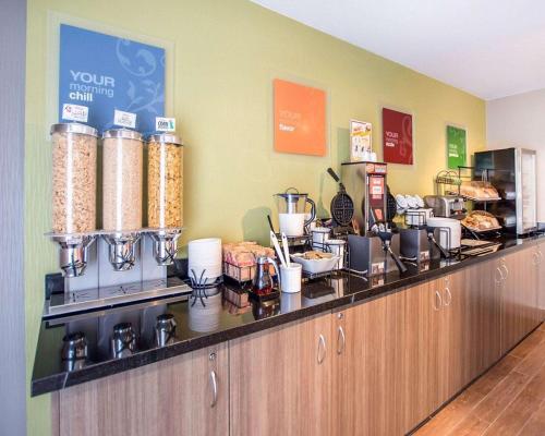 eine Küche mit einer Theke mit Essen darauf in der Unterkunft Comfort Inn Kirkland Lake in Kirkland Lake