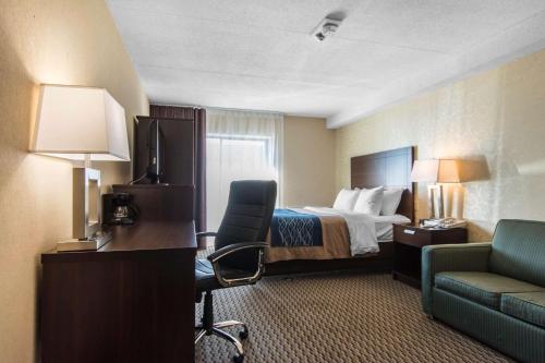 三河城的住宿－三河城康福特茵酒店，酒店客房配有一张床和一张带椅子的书桌