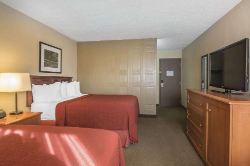 Quality Hotel & Conference Centreにあるテレビまたはエンターテインメントセンター