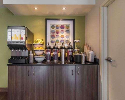 Příslušenství pro přípravu čaje a kávy v ubytování Comfort Inn Val D'Or