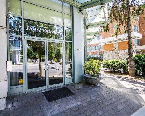 a hotel entrance with a sign on the front of a building at Comfort Hotel Vancouver Airport in Richmond
