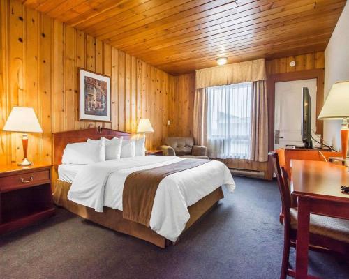 Llit o llits en una habitació de Econo Lodge Forestville