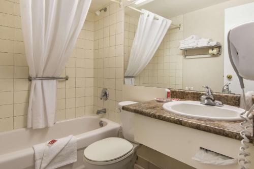 Koupelna v ubytování Econo Lodge