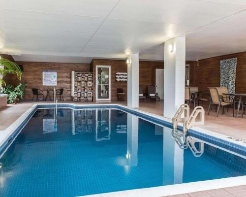a swimming pool in a hotel with a restaurant at Quality Inn Mont-Laurier in Mont-Laurier